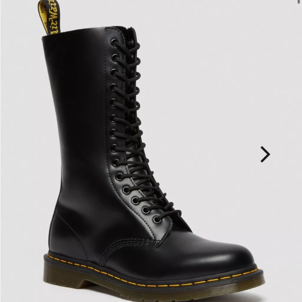 Dr marten 1914 boot is made durable leather with a soft sheen. Lace up unisex